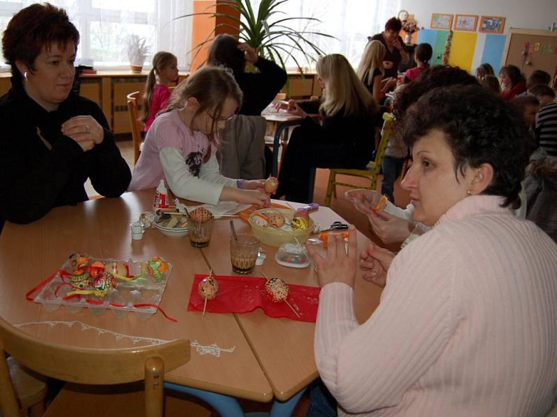 Zdobení kraslic na velikonoční výtvarné dílně na 1. základní škole v Chebu - Skalce