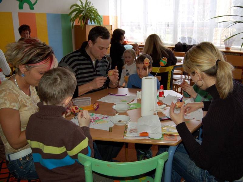 Zdobení kraslic na velikonoční výtvarné dílně na 1. základní škole v Chebu - Skalce