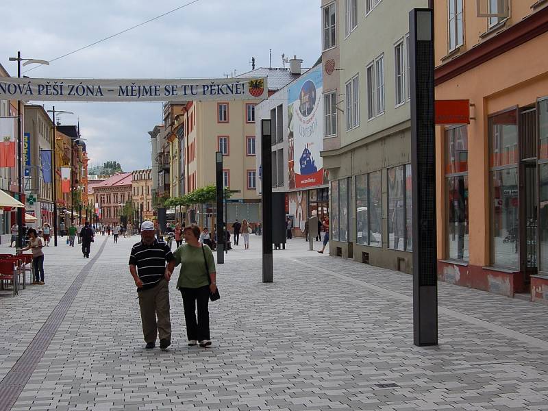 Artefakt Brána času stojí na zrekonstruované chebské pěší zóně. Fotografie jsou z roku 2010, kdy tu byla nainstalovaná. 