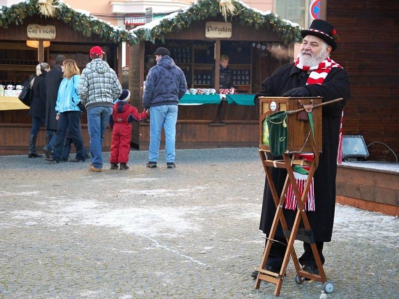 Letošní jedinečné vánoční trhy na chebském náměstí i přes týden lákají mnoho Chebanů i lidí z okolí.