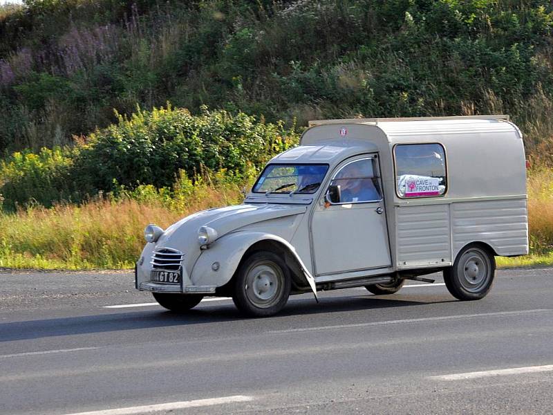 Průjezd historických vozidel Citroen 2CV ´Kachna´ Chebskem