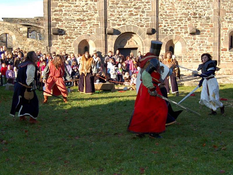 Zavírání Chebského hradu v podání skupiny historického a divadelního šermu Rectus