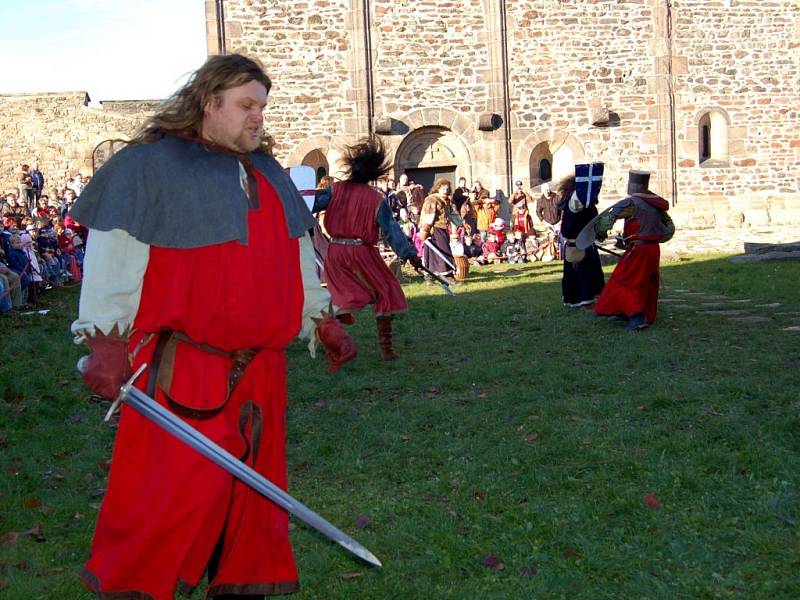 Zavírání Chebského hradu v podání skupiny historického a divadelního šermu Rectus