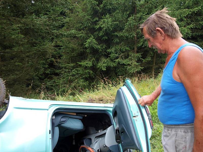 JAK MŮŽE VYPADAT ŘIDIČ, KTERÝ SE dostane z takto zdemolovaného vozidla? Miroslavu Vaněčkovi z Hazlova (na snímku) a jeho synovi se téměř nic nestalo. Miroslav měl pouze odřené ruce. 