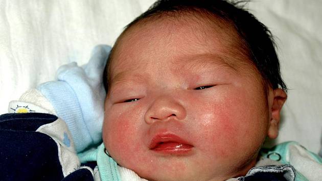 NGUYEN VIET MINH, chlapeček, se narodil v pondělí 6. září v 9.20 hodin. Při narození vážil 2980 gramů a měřil 49 centimetrů. Z malého synka se raduje maminka Thu, tatínek Thao a sestřička Chi doma v Chebu.