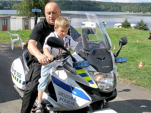 Děti se svezly i na policejní motorce