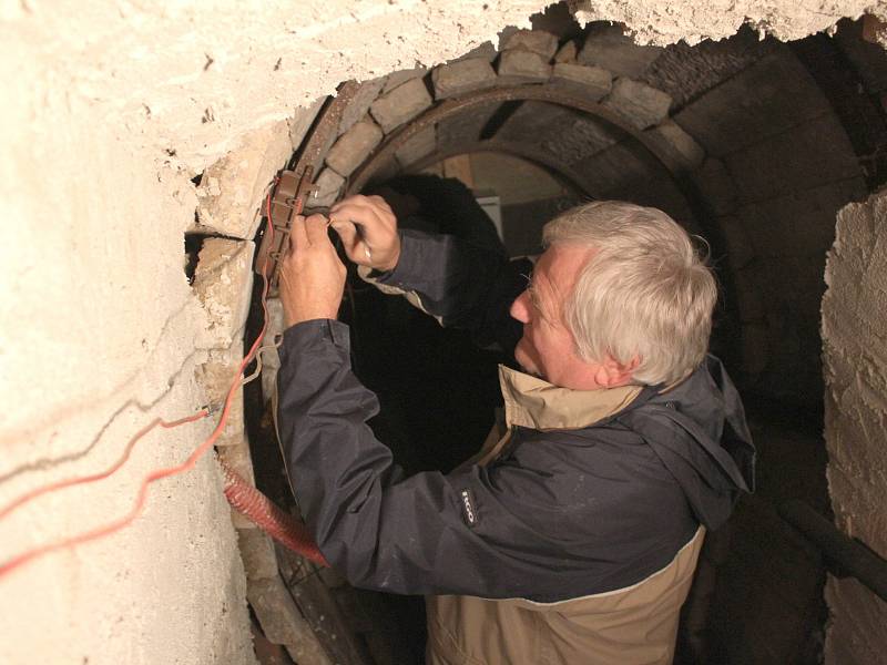 Odborníci se chtějí dozvědět co nejvíce o vyhaslé sopce Komorní hůrkau Františkových Lázní.