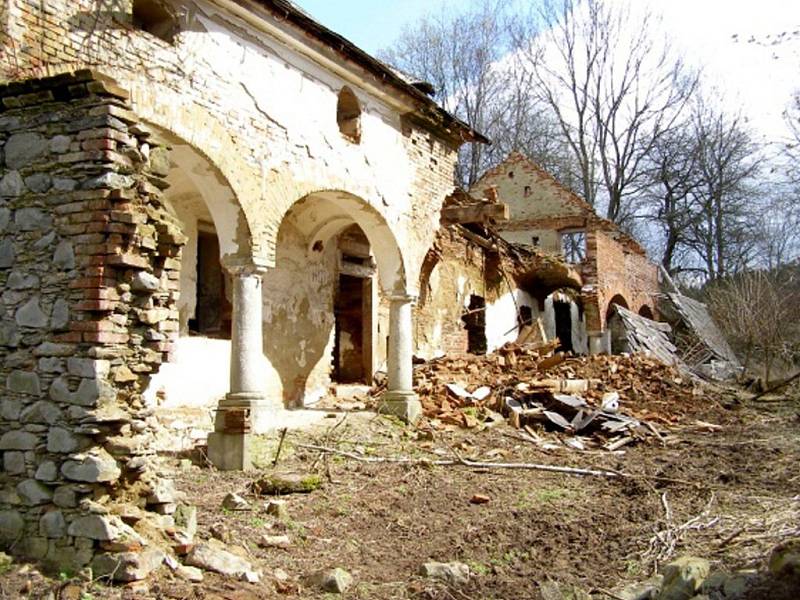 Fotografie z místa odcizených žulových sloupů