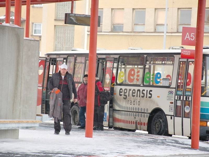 CESTUJÍCÍ NEJEN Z CHEBU si nemohou nový terminál vynachválit. Včera využili hned několika autobusových spojů. 