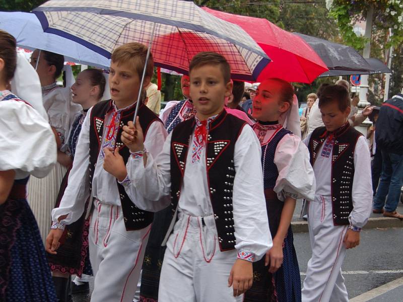 MARIÁNKY PATŘILY FOLKLORU. Mezinárodní folklorní festival Mariánský podzim se tradičně uskutečnil v Mariánských Lázních. Kromě vystoupení na kolonádě nebo v anglikánském kostele měli místní i hosté možnost spatřit krásu lidových krojů při průvodu městem. 