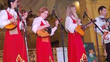 MARIÁNKY PATŘILY FOLKLORU. Mezinárodní folklorní festival Mariánský podzim se tradičně uskutečnil v Mariánských Lázních. Kromě vystoupení na kolonádě nebo v anglikánském kostele měli místní i hosté možnost spatřit krásu lidových krojů při průvodu městem. 