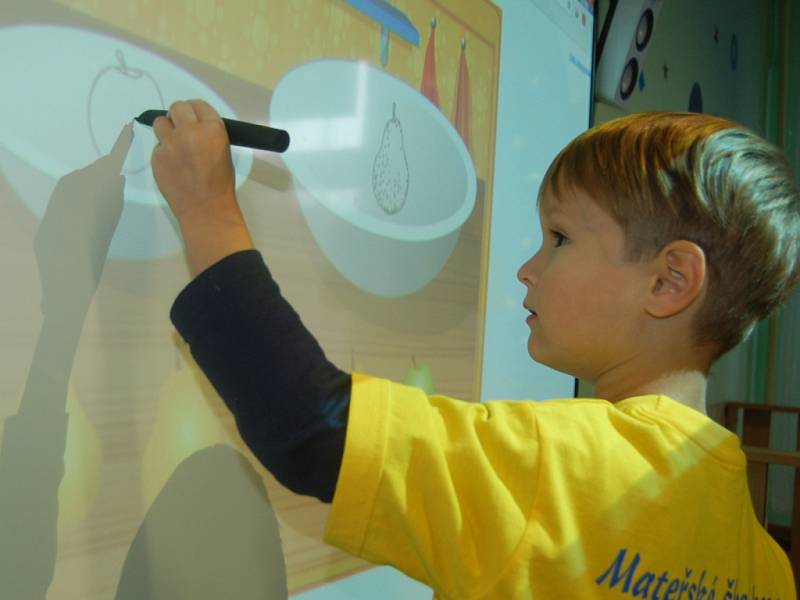   ŠKOLKA HROU. Mateřská škola Vora Mariánské Lázně otevřela Metodické centrum pro předškolní vzdělávání. Děti se v rámci projektu seznámí se spoustou zajímavých věcí. Například se naučí pracovat s interaktivní tabulí.