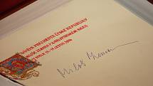 Mažoretky, dechový orchestr a asi tři stovky občanů v Chebu přivítaly prezidenta Miloše Zemana. Ten s obyvateli debatoval například o nízkých důchodech anebo nezaměstnanosti. Nakonec se podepsal do Pamětní knihy města Chebu. 