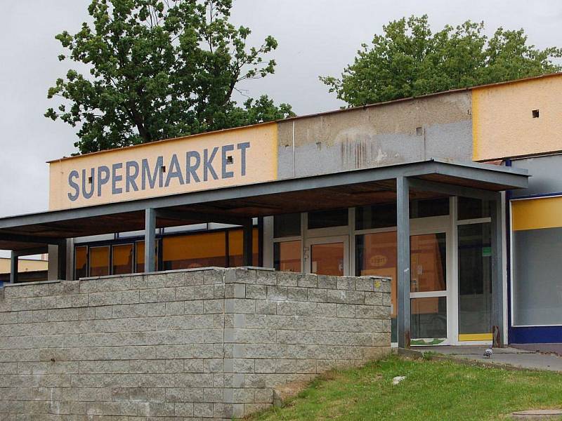 Opuštěný supermarket na chebském sídlišti Skalka