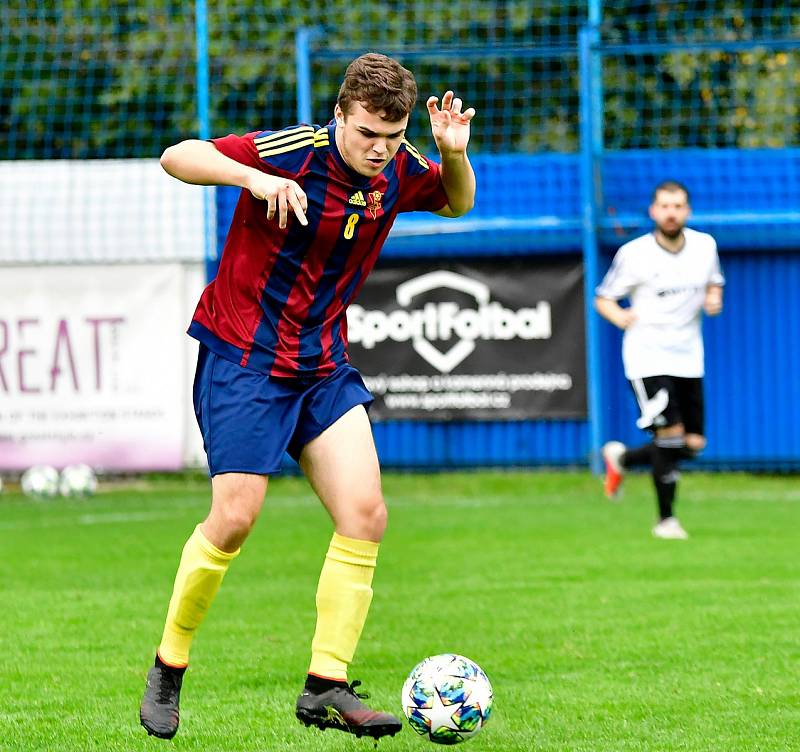 Jedenáct branek obdržel novorolský FK v rámci derby na půdě nejdeckého FK (v bílém), čímž si připsal na účet pátou podzimní porážku.