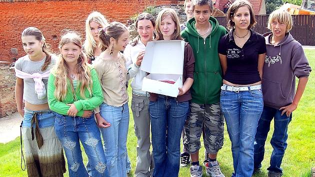 Školáci, kteří získali ocenění v soutěži pořádáné chebským muzeem.