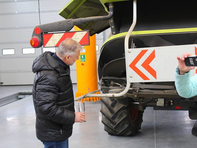 Opravit zemědělskou techniku bude odteď mnohem jednodušší. Pracovníkům Školního statku a Krajského střediska ekologické výchovy v Chebu se totiž otevřela zbrusu nová hala pro opravy těchto zemědělských obrů. Výstavba vyšla na 19 milionů korun.