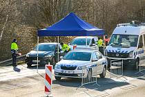 Na hraničním přechodu s Německem v Pomezí nad Ohří kontrolují policisté projíždějící řidiče, jestli nemají zvýšenou teplotu, a zda nejsou nakaženi koronavirem.