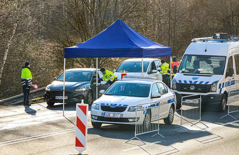 Na hraničním přechodu s Německem v Pomezí nad Ohří kontrolují policisté projíždějící řidiče, jestli nemají zvýšenou teplotu, a zda nejsou nakaženi koronavirem.