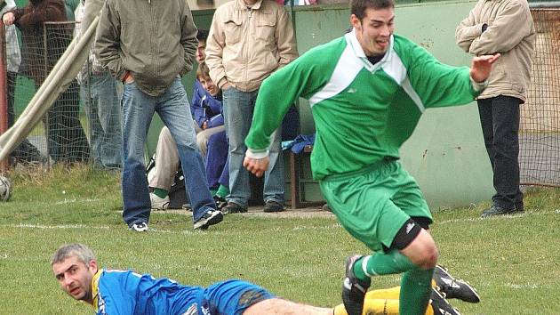 FC Cheb v duelu s Lokomotivou Karlovy Vary pouze remizoval 1:1 a je nadále vážným aspirantem na sestup