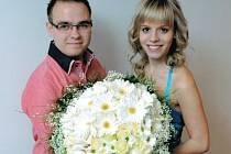 Moderátorem soutěže bude i Miloš Skácel z Mariánských Lázní, který je na snímku s hosteskou Violou s ukázkou vazby květin pro vítězku. Kytice, kterou nejsympatičtější maminka obdrží, má vážit neuvěřitelných 7,5 kg.