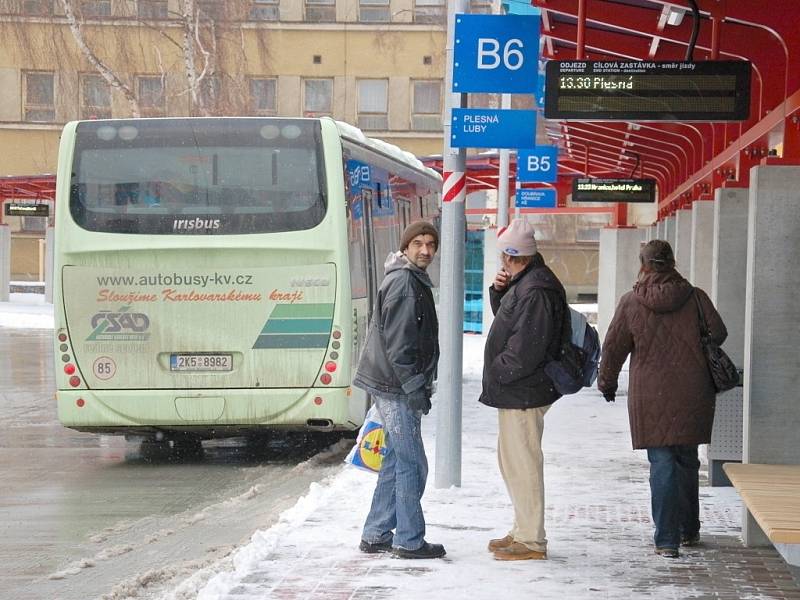 CESTUJÍCÍ NEJEN Z CHEBU si nemohou nový terminál vynachválit. Včera využili hned několika autobusových spojů. 