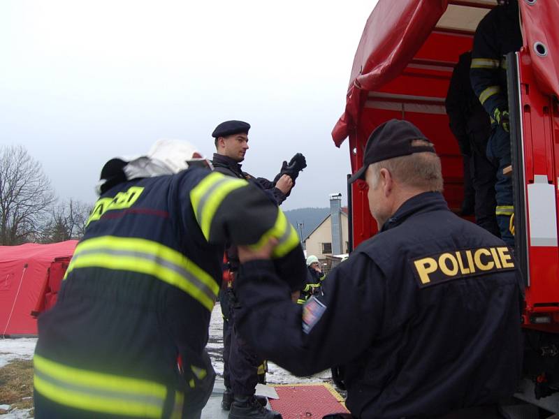 TAKTICKÉ CVIČENÍ Vánice 2016, kdy hasiči a policisté pátrali po pohřešovaných osobách, se uskutečnilo v Pramenech a kladských lesích.