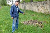 MAJITEL TRUHLÁRNY V DOLNÍM ŽANDOVĚ Stanislav Hladký ukazoval místo, kde se kulový blesk s velkou pravděpodobností zavrtal do země. Travnatý pozemek u hřbitovní zdi vypadá jako po nájezdu divokých prasat.