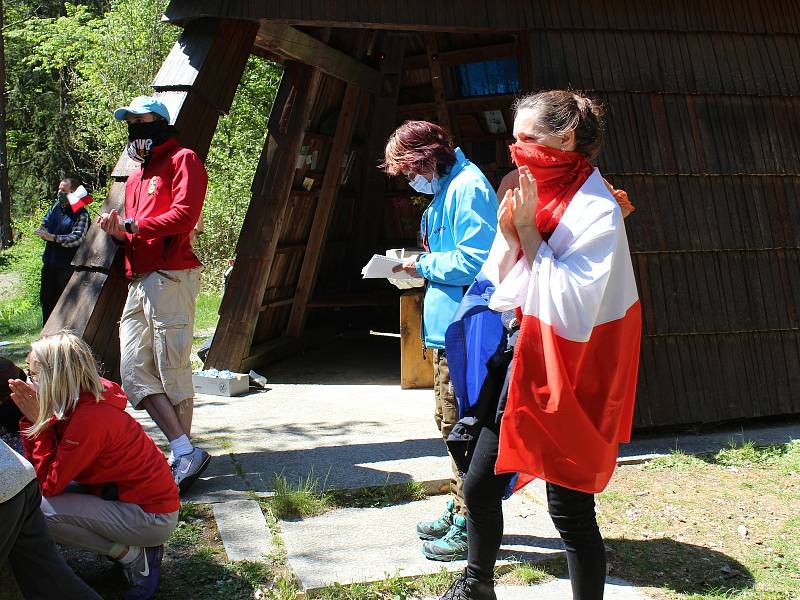 Zhruba stovka lidí dorazila na česko-německé hranice mezi Libou a Selbem. Protestovali proti dlouhodobému uzavření hranic, které podle iniciátorů už postrádá smysl.