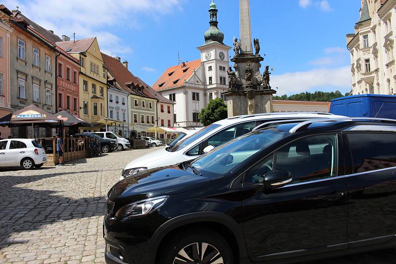 Semestrální práce studentů se zabývaly parkováním v předmostí i revitalizací náměstí, které je stále plné aut.