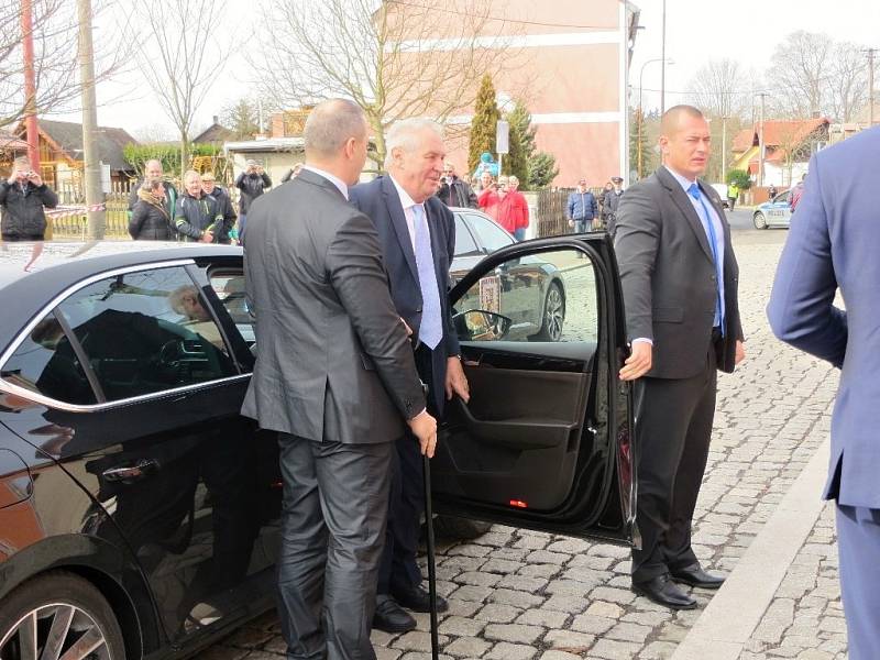 Prezident České republiky Miloš Zeman navštívil obec Krásná na Chebsku. 