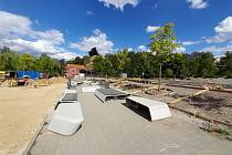 Skatepark je rozdělený zámkovou dlažbou na dvě části. Té první se říká Plaza, je to velká plocha, která simuluje začátky skateboardingu v Americe. Jedná se o takzvaný Street.