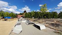 Skatepark je rozdělený zámkovou dlažbou na dvě části. „Té první se říká Plaza, je to velká plocha, která simuluje začátky skateboardingu v Americe. Jedná se o takzvaný Street," vysvětluje Jaroslav Šimáček.