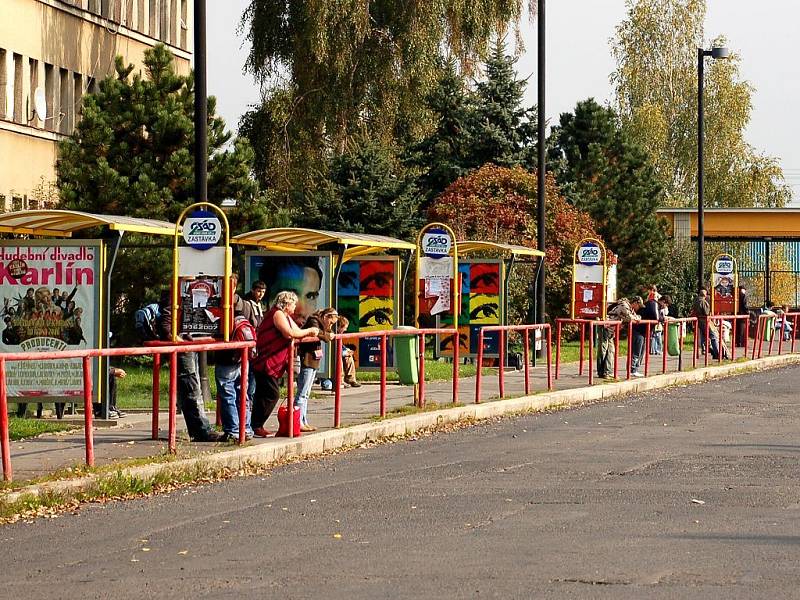 Odjezdová stání na chebském autobusovém nádraží. Cestující se nemají kam schovat před nepřízní počasí. Je zde jen několik malých přístřešků