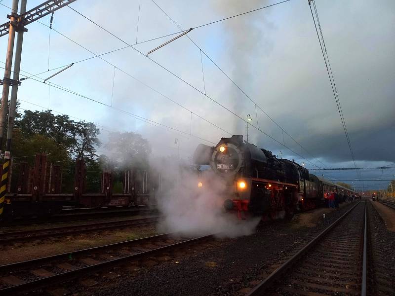 Vlak tažený parní lokomotivou projel regionem. Překvapil cestující na nádražích.