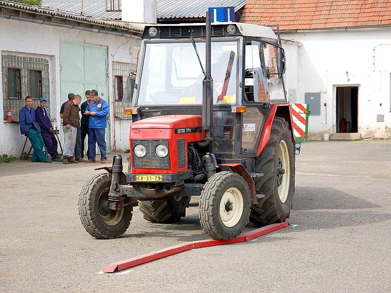 Celkem patnáct soutěžících z pěti středních škol západních Čech se zúčastnilo dalšího Oblastního kola jízdy zručnosti traktorem v Chebu.