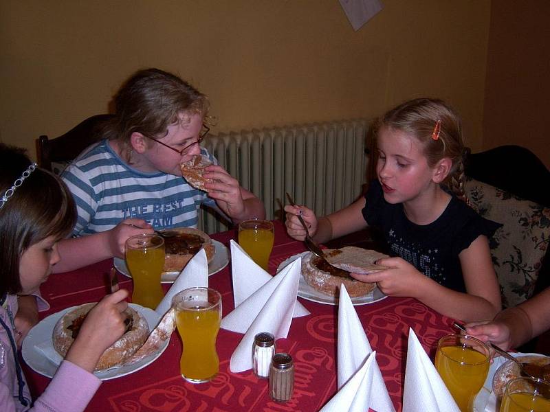 Příměstský tábor v chebském muzeu, kdy děti ráno nastoupí a odpoledne si je rodiče vyzvednou, skončil. Program této takzvané Letní výtvarné dílny v muzeu si užilo šestadvacet školáků nejen z Chebu, ale také z okolí