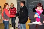 Zrakově postižení poděkovali chebským studentkám  za pomoc při sbírce Bílá pastelka