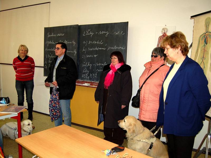 Zrakově postižení poděkovali chebským studentkám  za pomoc při sbírce Bílá pastelka