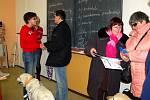 Zrakově postižení poděkovali chebským studentkám  za pomoc při sbírce Bílá pastelka