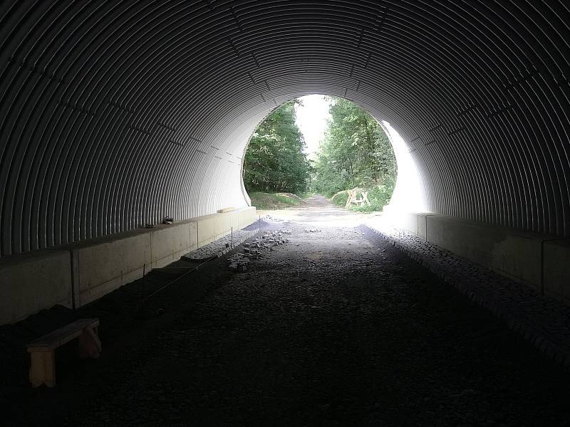 Na cyklostezce směřující do Německa vyrostl unikátní tunel. Ochrání cyklisty před kolizemi s autem.