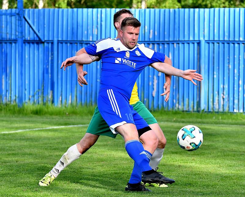 Nejdecký FK udolal před svými fanoušky Františkovy Lázně (ve žlutém) v poměru 2:1.