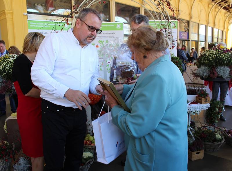 Pestrobarevná jablka a hrušky, voňavé, čerstvě upečené štrúdly a pestrobarevné dětské obrázky. Takový byl ve zkratce další ročník vyhlášeného Lázeňského festivalu jablek v Mariánských Lázních.