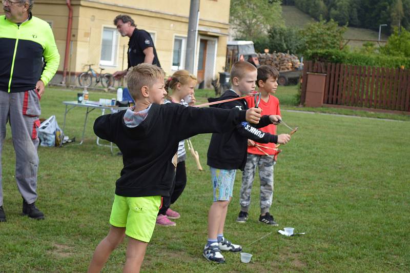 Střelba prakem, lukem a vzduchovkou prověřila um soutěžících už v osmém ročníku klání Milíkovský snajper.