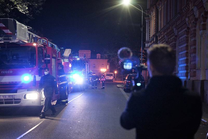 Poplach, evakuace, a zásah čtyř jednotek. Tak to vypadalo v pondělí večer 18. října na Integrované střední škole v Chebu, kde si Domov mládeže vyzkoušel cvičný požární poplach.