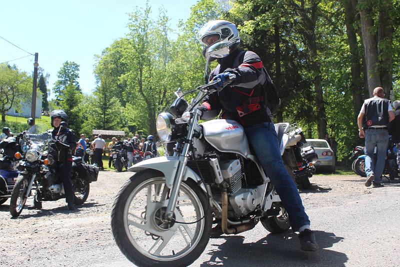 JARNÍ BLOUDĚNÍ S DUCHY. U příležitosti zahájení motorkářské sezony ve Vysoké silným strojům požehnal farář.