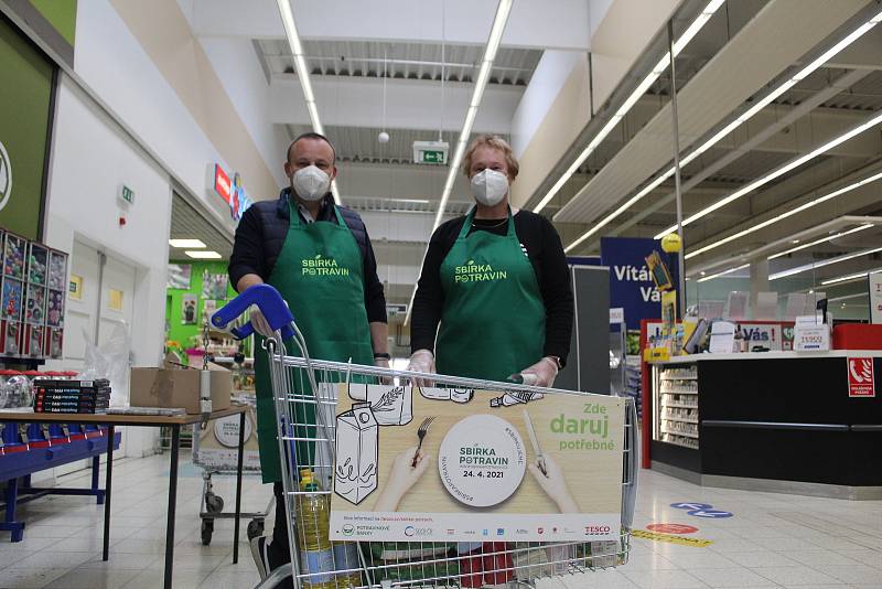 Lidé pomáhali potřebným. Darovali trvanlivé potraviny a drogerii.