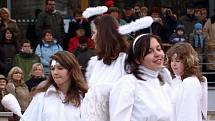 Série adventních koncertů tradičních vánočních písní a balad u kamenného Betlému v parku hotelu Krakonoš začala. Jako první vystoupil Dětský folklórní soubor Marjánek.