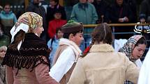 Série adventních koncertů tradičních vánočních písní a balad u kamenného Betlému v parku hotelu Krakonoš začala. Jako první vystoupil Dětský folklórní soubor Marjánek.