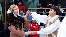 Série adventních koncertů tradičních vánočních písní a balad u kamenného Betlému v parku hotelu Krakonoš začala. Jako první vystoupil Dětský folklórní soubor Marjánek.